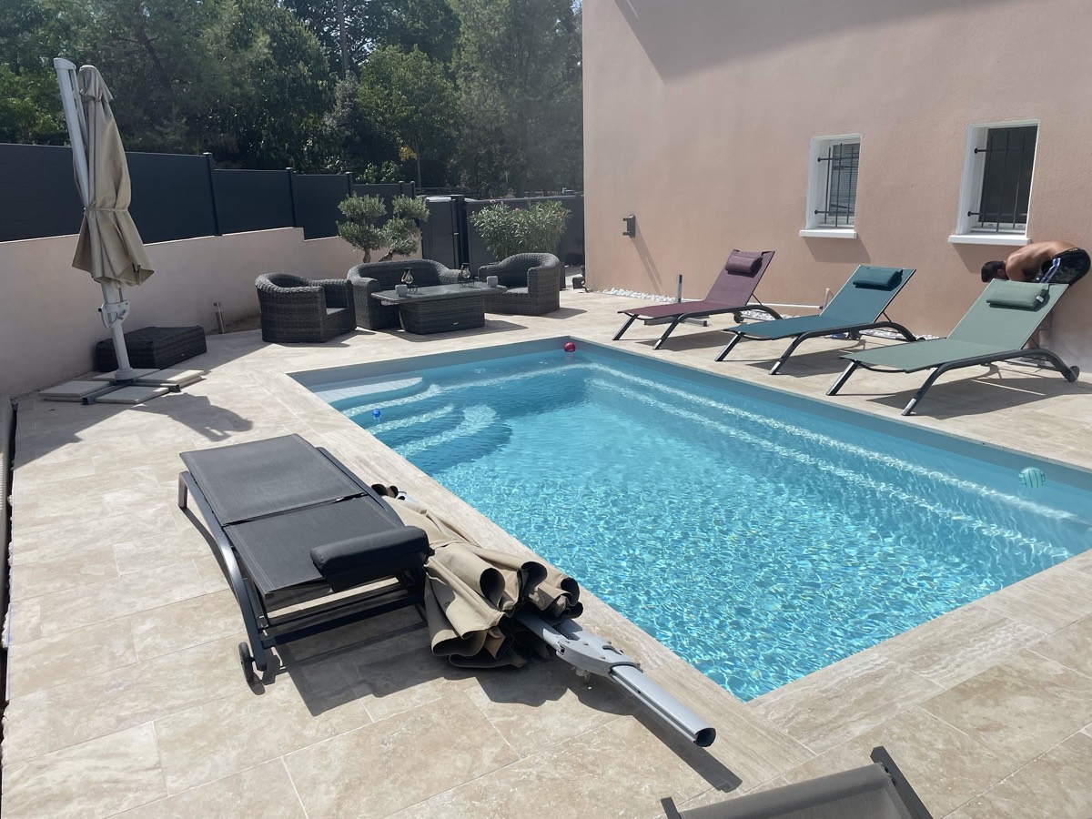 Plage de piscine en travertin, eau turquoise