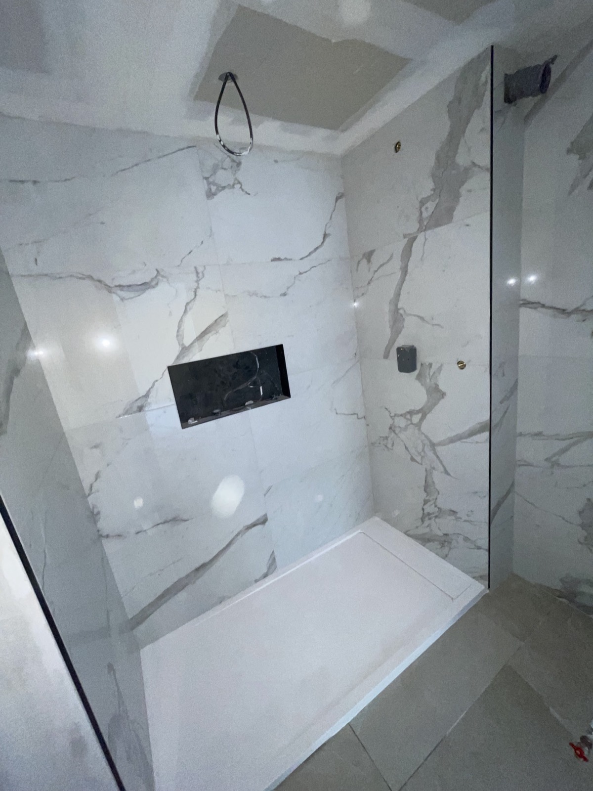 Douche à l'italienne en faïence effet marbre