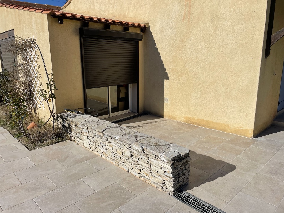Terrasse en travertin avec muret en pierre sèche